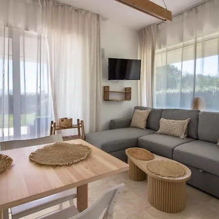 New Stunning With Parking &pool! Apartamento *